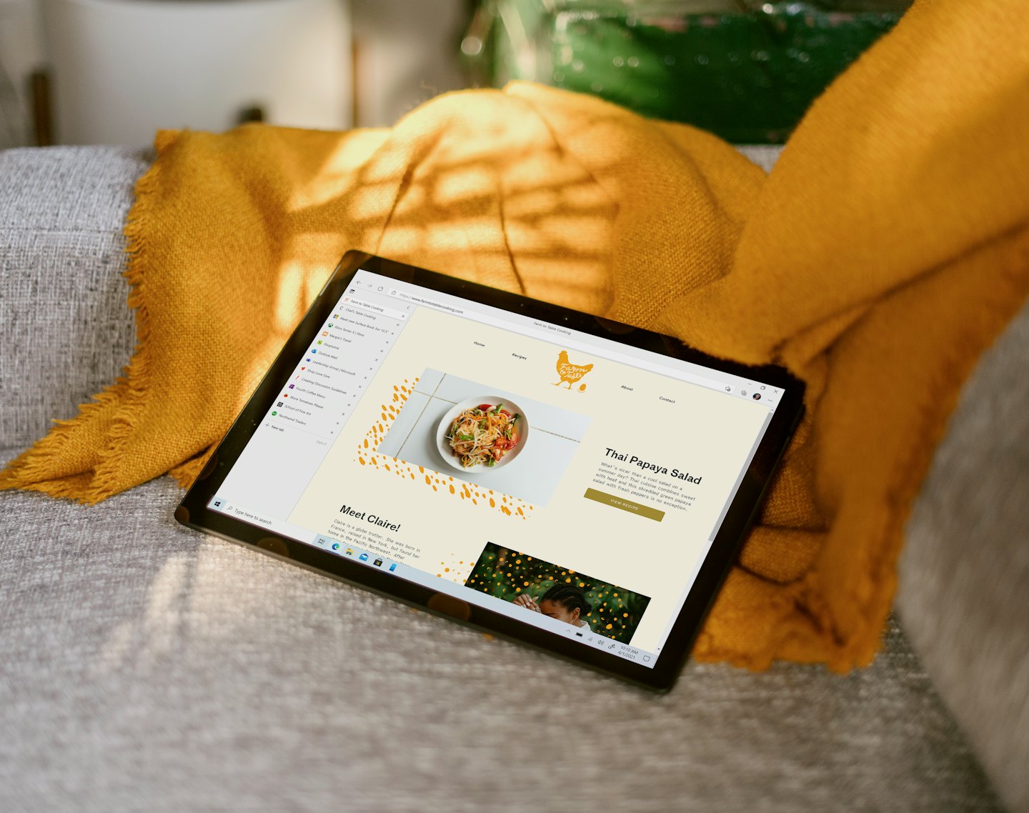 Un tablet con una ricetta in mostra appoggiato su un divano testurizzato.
